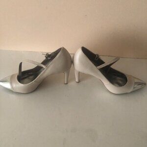 TAHARI Sabina nude and silver tip heels shoes 7.5